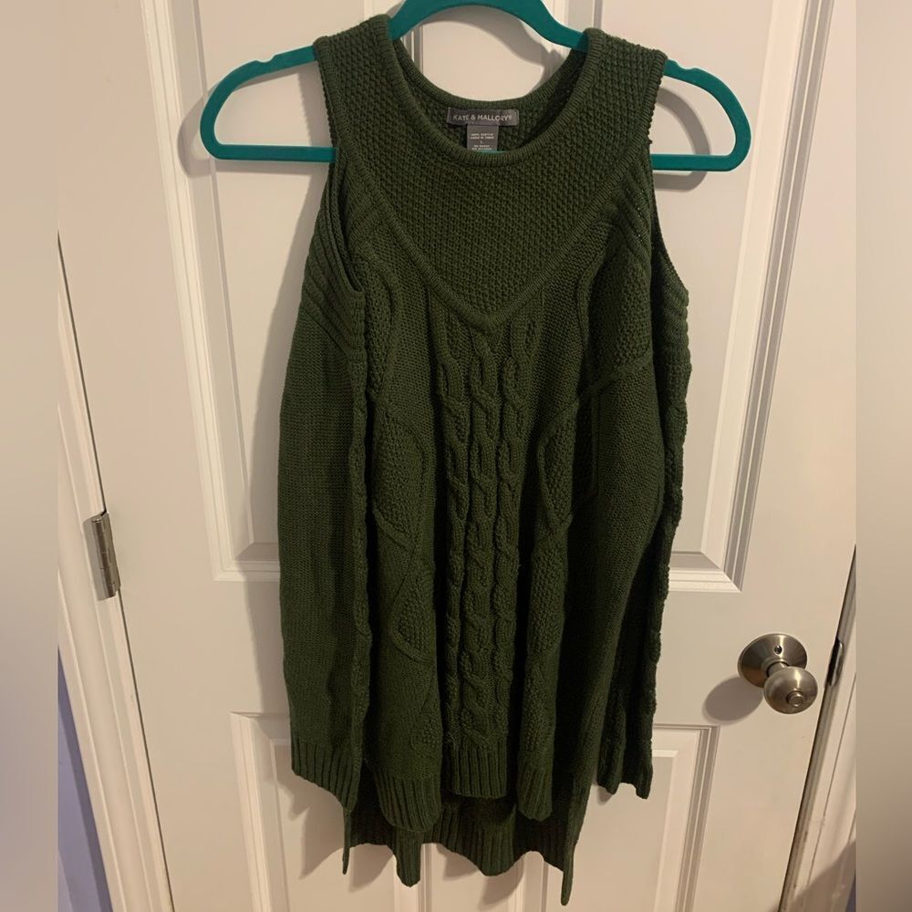 Kate & Mallory Size Large Olive V-Neck Cold Shoulder Sweater